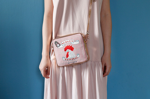 チキン缶のポシェット・着用例