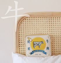 ビーフ缶のポシェット・ラタンのイスに置いたところ