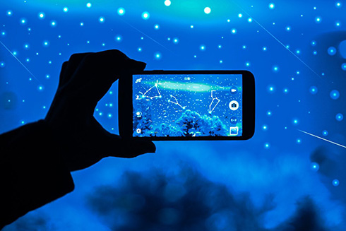 「発想がすごい」「きれいすぎて感動」　星空と星座が観察できる水族館がロマンチック