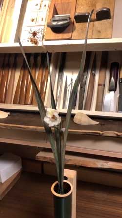落語 竹の水仙 再現 作品 水 花 咲く 木 彫刻 大竹亮峯