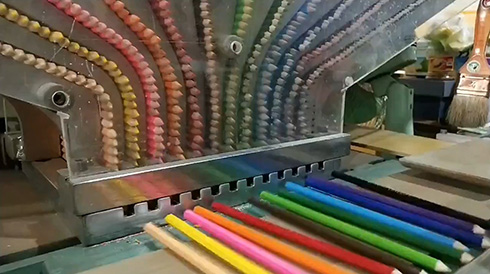 色鉛筆の製造動画が無限に見てしまいそうになる吸引力　「虹をすくい取るかのよう」「働いてる方々が精鋭」