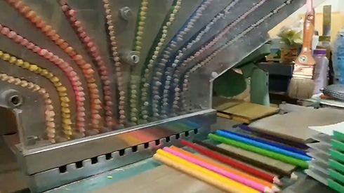 色鉛筆の製造動画が無限に見てしまいそうになる吸引力　「虹をすくい取るかのよう」「働いてる方々が精鋭」