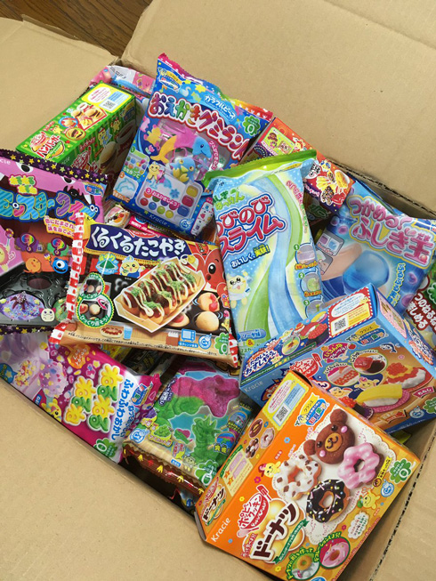 段ボール箱に入った知育菓子いろいろ