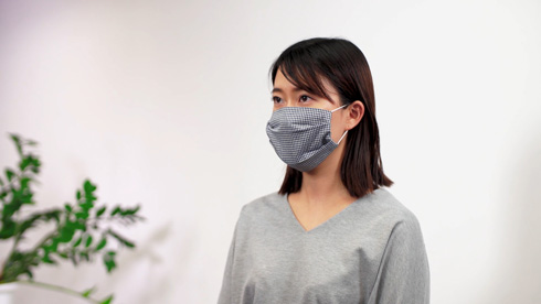 裁ほう上手で作ったマスクの着用例