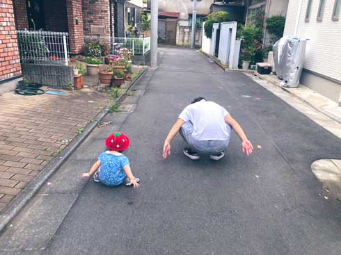おんぶ 隣 同じポーズ 真似 子ども 娘 かわいい