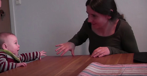 赤ちゃんは行動をマネする大人に親しく振る舞う　「マネされていることを理解している」海外大学が発表