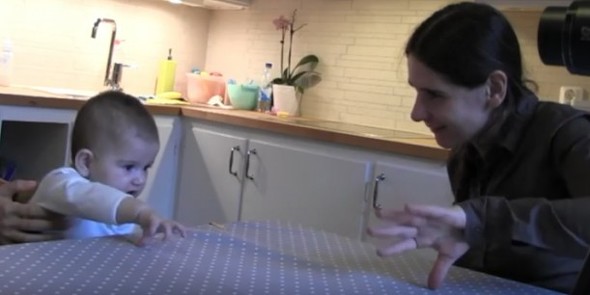 赤ちゃんは行動をマネする大人に親しく振る舞う　「マネされていることを理解している」海外大学が発表