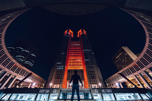 都庁 ライトアップ 写真 妻 ラスボス 東京アラート 世界エイズデー