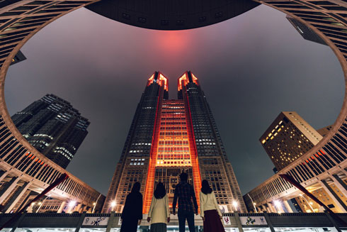 都庁 ライトアップ 写真 妻 ラスボス 東京アラート 世界エイズデー