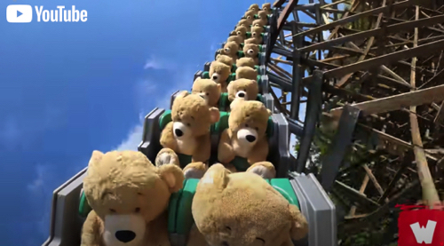 ジェットコースターに乗ったテディベア