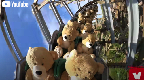 ジェットコースターに乗ったテディベア