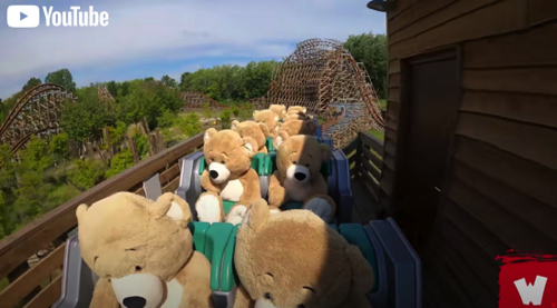 ジェットコースターに乗ったテディベア