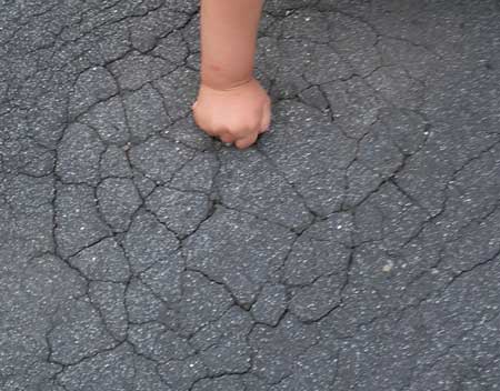 ママ見て 娘 ポーズ ヒーロー 道路 ヒビ パンチ