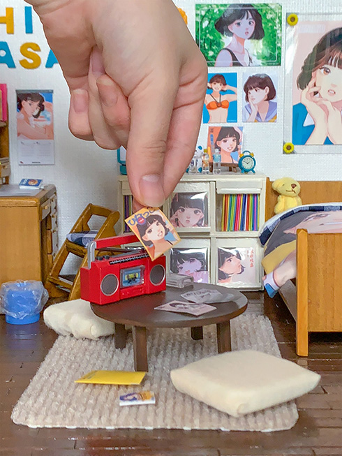 架空の高校生アイドルを応援するオタク部屋ミニチュア　細部までこだわった世界観が衝撃的