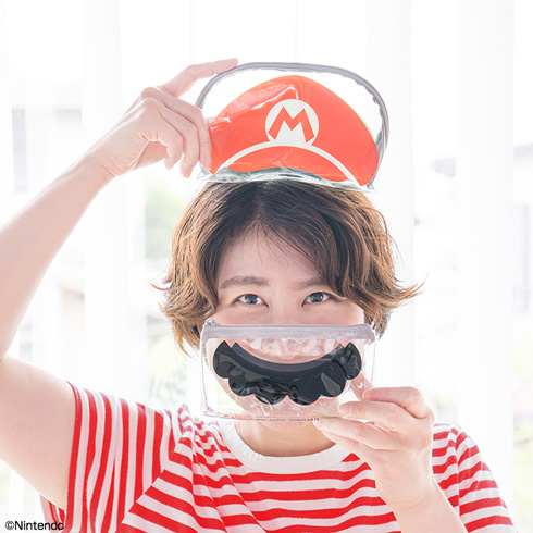 手軽になりきりクリアポーチでマリオになりきっているところ