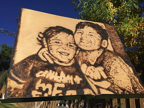 レンズで太陽光を集熱させて描くアート