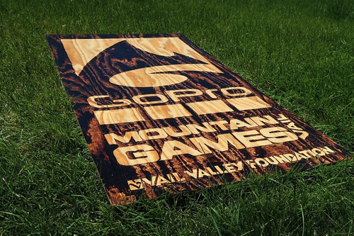 レンズで太陽光を集熱させて描くアート