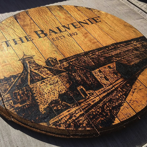 レンズで太陽光を集熱させて描くアート