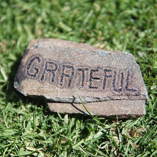 レンズで太陽光を集熱させて描くアート