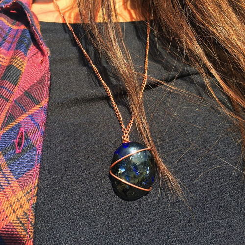 レンズで太陽光を集熱させて描くアート