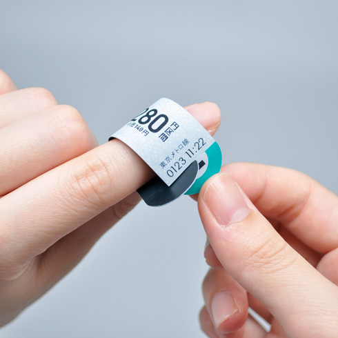 指に巻ける切符を指に巻くところ