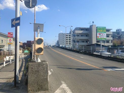 橋のたもとに設置されたブリンカーライト