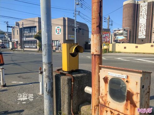 上下に2灯ついているのが一般的だが、中には1灯のものも