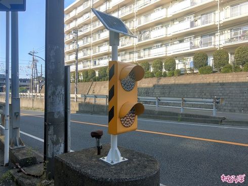 ソーラーパネルを搭載したブリンカーライト