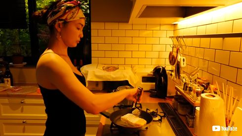 長谷川京子 YouTubeチャンネル 料理 キッチン 自宅