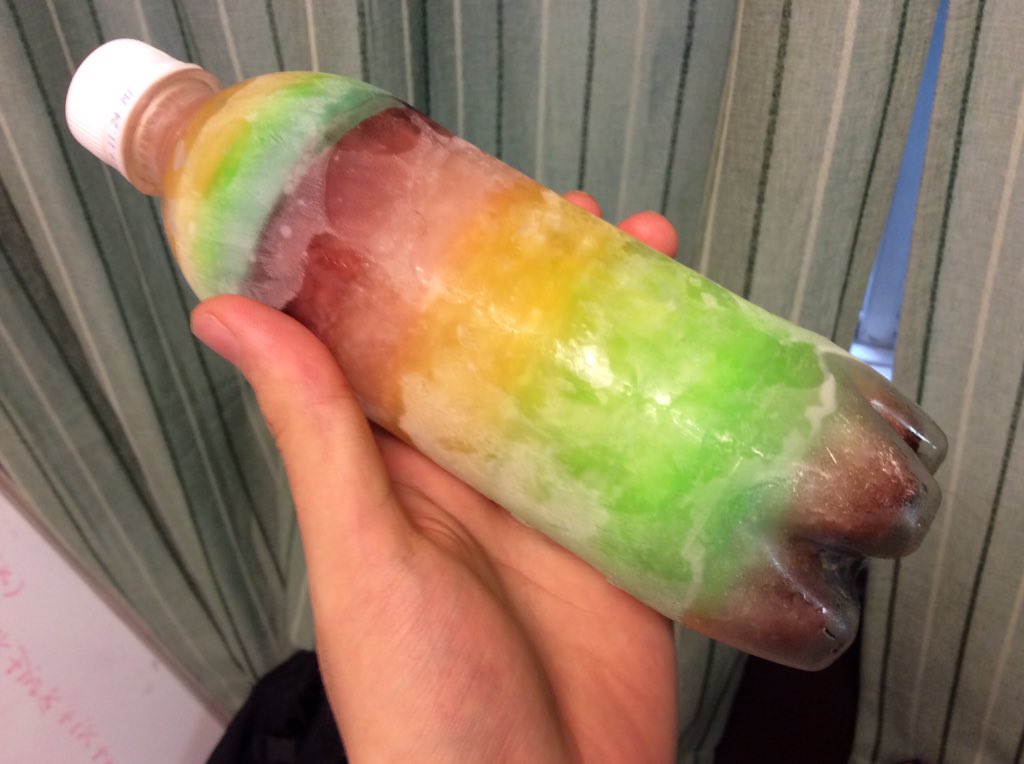 ペットボトル内で7色に分かれた「ゲーミングドリンク」を作った人現る　飲んだ感想「おいしい（吐いてる絵文字）」