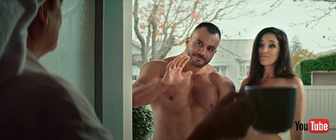 「お子さんが私たち動画、見ましたよ」　ポルノ俳優が家を訪ねてくるユニークな啓発動画