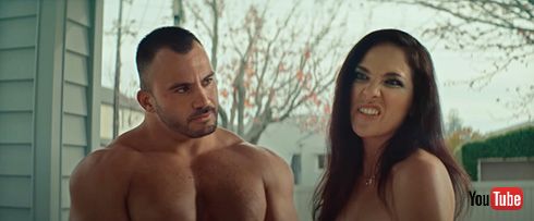 「お子さんが私たち動画、見ましたよ」　ポルノ俳優が家を訪ねてくるユニークな啓発動画