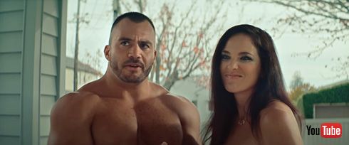 「お子さんが私たち動画、見ましたよ」　ポルノ俳優が家を訪ねてくるユニークな啓発動画