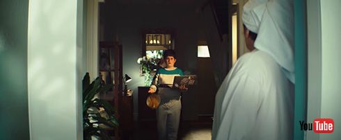 「お子さんが私たち動画、見ましたよ」　ポルノ俳優が家を訪ねてくるユニークな啓発動画