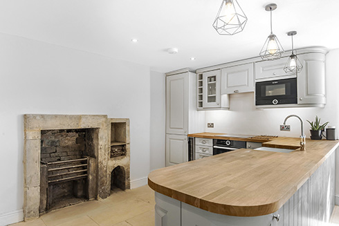 魔窟がセレブハウスに変身　モンスターが出現しそうなダンジョン風建物が数年かけて新築のようになるビフォーアフターがすごい