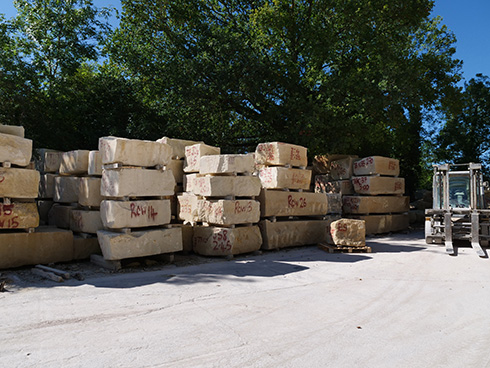 魔窟がセレブハウスに変身　モンスターが出現しそうなダンジョン風建物が数年かけて新築のようになるビフォーアフターがすごい