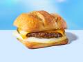 米スタバに植物由来ソーセージのサンドが登場　夏の新メニュー「Impossible Breakfast Sandwich」