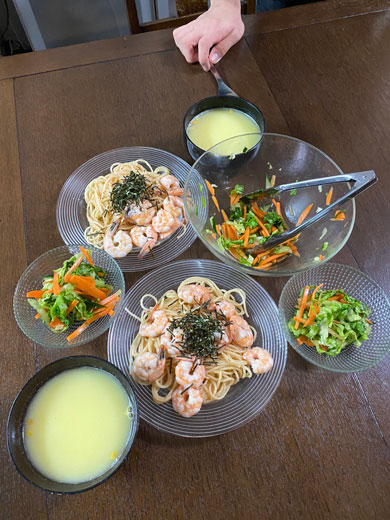 エビのパスタなどの写真