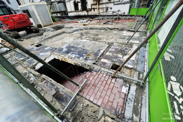 マクドナルド秋葉原昭和通り店 バーガーキング 階段 ドラクエ メッセージ 縦読み