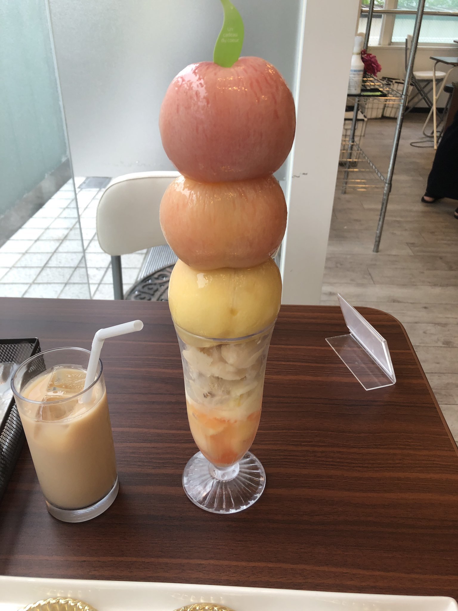 でっかい桃が3つもドーーン！　食べる者を圧倒する“桃タワー”のパフェが話題に