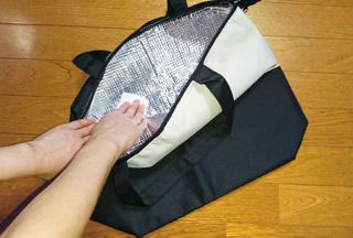 保冷タイプのエコバッグを拭いている様子