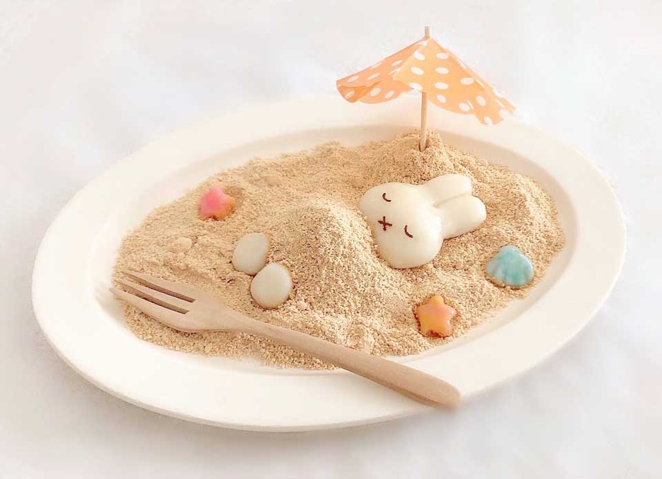 白玉のミッフィーがかわいい！　ビーチで砂風呂を楽しむ姿を「きなこ」で表現するアイデアがすごい