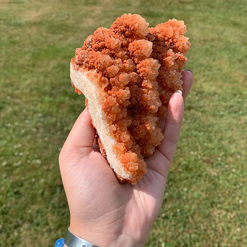 サクサクでおいしそう…！　どこからどう見てもフライドチキンにしか見えない鉱石がネットをざわつかせる