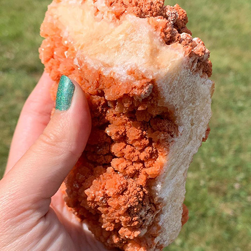 サクサクでおいしそう…！　どこからどう見てもフライドチキンにしか見えない鉱石がネットをざわつかせる