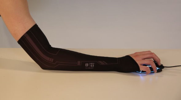 AIM COVER eスポーツ BeANCAが 虹色 発光 “AIM力アップ