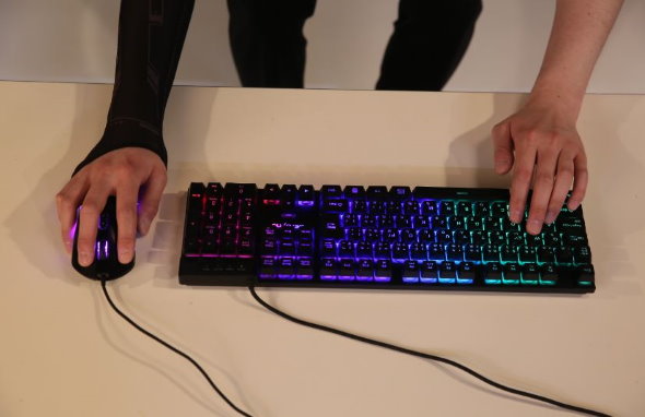 AIM COVER eスポーツ BeANCAが 虹色 発光 “AIM力アップ