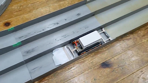 ミニ四駆のコースを丁寧に清掃するマシンが話題に　開発者に聞いてみたらすてきな気配りが判明