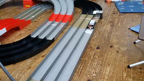 ミニ四駆のコースを丁寧に清掃するマシンが話題に　開発者に聞いてみたらすてきな気配りが判明