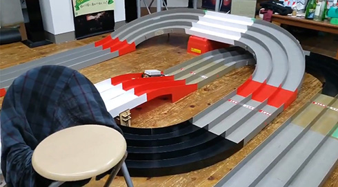 ミニ四駆のコースを丁寧に清掃するマシンが話題に　開発者に聞いてみたらすてきな気配りが判明