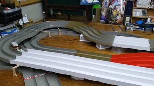 ミニ四駆のコースを丁寧に清掃するマシンが話題に　開発者に聞いてみたらすてきな気配りが判明